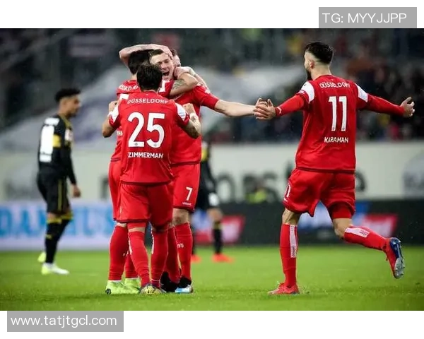 扎小辫的白人足球球星是谁 他在场上场下的独特魅力解析