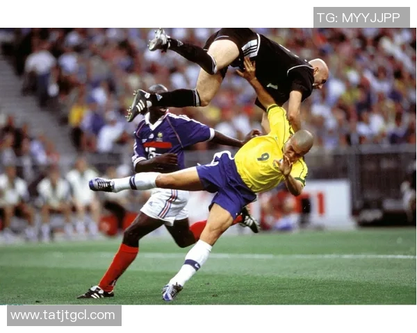 足球巨星街头冲突引热议殴打路人事件引发公众广泛关注